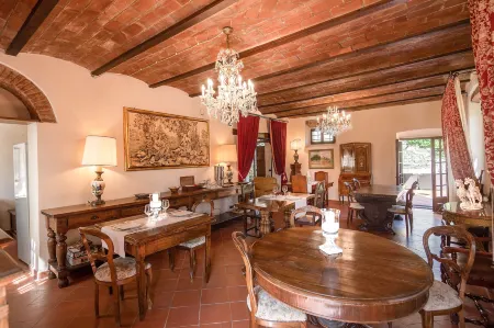 Castello di Tornano Wine Relais Отели рядом с достопримечательностью «San Giusto in Salcio»