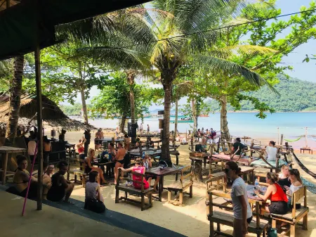 Yellow Moon M23 Hostel Отели рядом с достопримечательностью «Лейзи Бич»