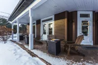 Le 900 Tremblant Inn Café and Bistro Các khách sạn ở Mont Tremblant