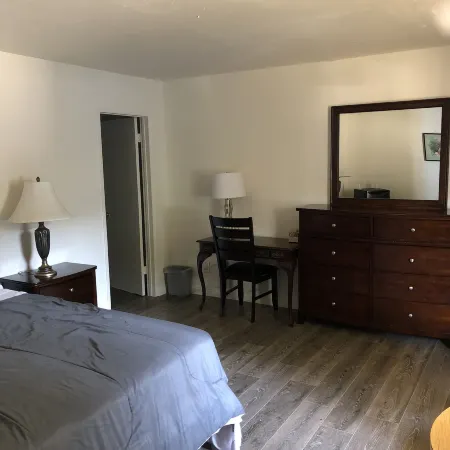King Lodge Motel Отели рядом с достопримечательностью «Монтерей Парк Рекреэйшен»