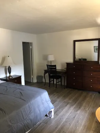 King Lodge Motel Отели рядом с достопримечательностью «Fatman Ding Plaza»