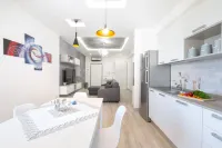 SorrentoVibes - New & Stylish Two Bedroom Apartment with Balconies
