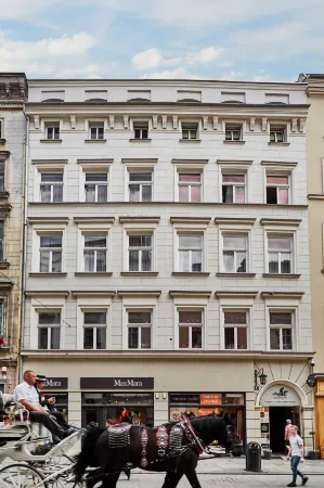 Krakow for You Main Square Apartments Отели рядом с достопримечательностью «Adam Mickiewicz statue»