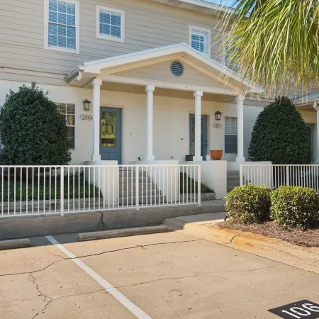 .2 Miles from Beach, Bright and Modern Townhome, 3Bd, 3BTH