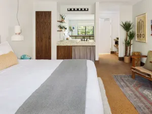 Silver Lake Pool & Inn