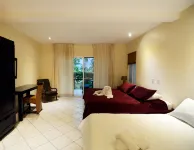 Cocomar Beachfront Hotel and Island Resort فنادق في Parrita