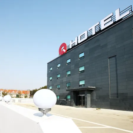 Q Hotel Отели рядом с достопримечательностью «Аутлет-центр Paju Premium»