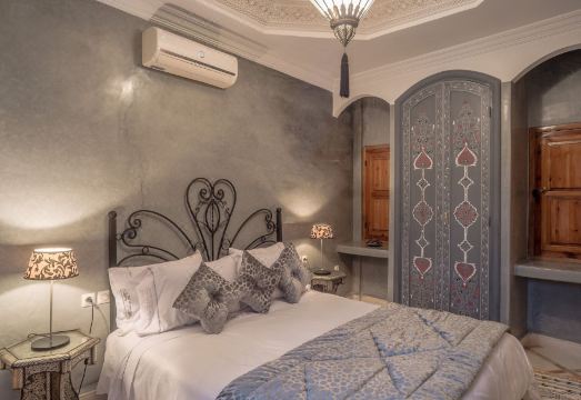 2. 리아드 다르 아..