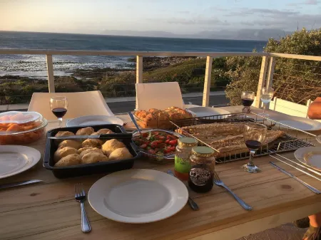 Ons C-Huis - Gansbaai Seafront Accommodation, Back-up Power Отели в г. Greater Hermanus