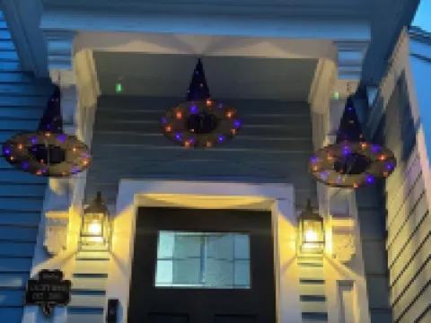 Lallys House, Historic Salem. Steps from common & Halloween events-Themed rooms!