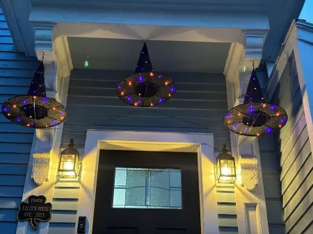 Lallys House, Historic Salem. Steps from common & Halloween events-Themed rooms!