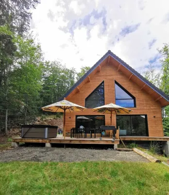 Chalet D'exception, au Cœur des Bois Avec vue sur le Château de Murol ! Hotels in Murol
