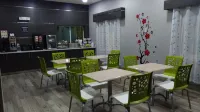 休斯頓市中心避風港套房飯店 - 早餐