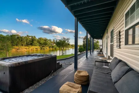 Epic Lakehouse! Mountain Views! Kayaks! Arcade! Hot Tub! Dock! Paddle Boards!!