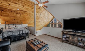 Sqyrls Nest - 3Br Retreat with a Hot Tub