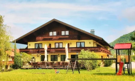 Deva Hotel-Restaurant Fischerwirt Inklusive Chiemgau Card Отели в г. Берген