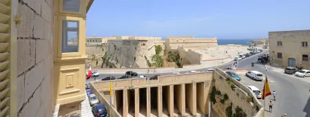 Harbour Gem Sea View 6 by VallettaStay Отели рядом с достопримечательностью «Каса-Рокка-Пиккола»