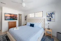 The Oak King Bed Huge Backyard Hotels in Richardson