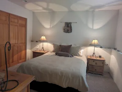 Peaceful Sunny 2Bed/2Bath Condo Ski/Golf, Adjacent Hiking Trails, Parking, Pets Hotel in zona Telluride Paragliding