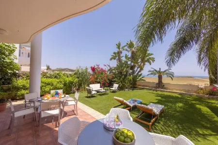 Chelidonia Larnaca Seafront Villa Отели рядом с достопримечательностью «Beach»