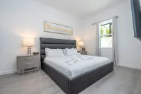 Azur Resort - Luxury 5 Bed Villa - Private Pool Hotels in Loughman