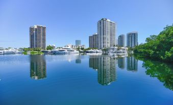 Lux Condo at Yacht Club 10 Min from Beach