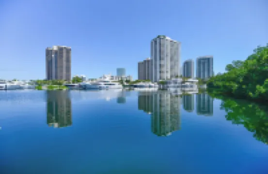 Lux Condo at Yacht Club 10 Min from Beach