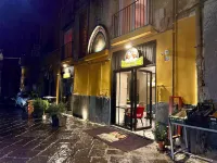 Window in the Stone Naples Hotel a 