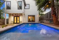 Downtown Single Malt Manor - Homestays