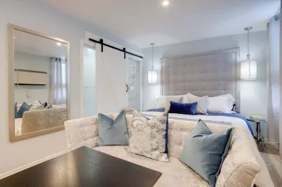 Casa Queen - Leslieville Suite w LRG Patio Các khách sạn gần Greenvale Park