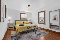 Water Views and Free Kayaks - Modern Waterside Sanctuary