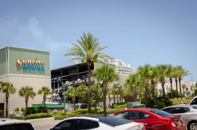 Stunning Seaside Pool Retreat, Stylish Mid-Century Gem Hotels in der Nähe von Blue Turtle News At Gleason Park