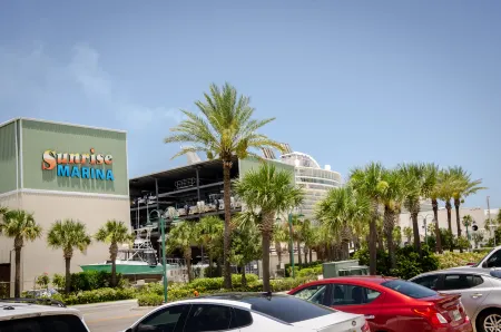 Stunning Seaside Pool Retreat, Stylish Mid-Century Gem Отели рядом с достопримечательностью «Парк Блу Тертл Ньюс Эт Глисон»