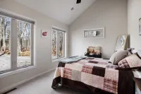 Cozy Retreat - 3 Fireplaces, Hot Tub, Fire Pit, Deck Hotels in Berkeley Springs