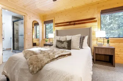 Modern A-Frame~ 9min Sunday River! HotTub! FirePit! Arcade Games! Slps 12