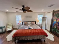 Paradise awaits! Heated pool, huge lanai, outdoor oasis close to downtown Naples