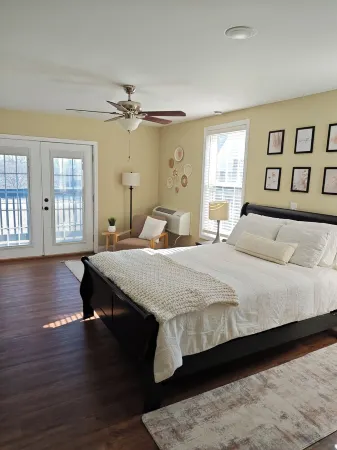 Charming 1-bedroom carriage house in delightful Charlestown with WiFi, AC Отели в г. Кларк