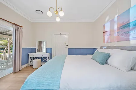 Lakefront 4 Bedroom House Отели рядом с достопримечательностью «Вайонг Олимпик Пул»