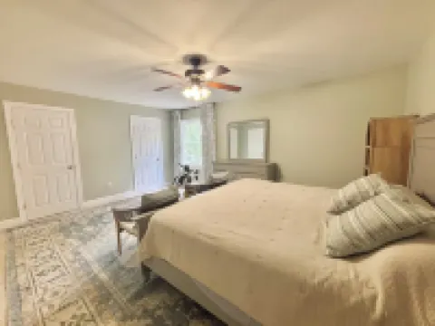 Family Friendly Waterfront Home - Private Dock, Kayaks, Fire Pit, Grill, Deck โรงแรมในMiddlesex County