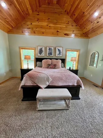 Spacious 5-Bedroom Rustic Retreat on 10 Acres in Charming Dallas