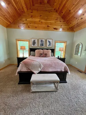 Spacious 5-Bedroom Rustic Retreat on 10 Acres in Charming Dallas