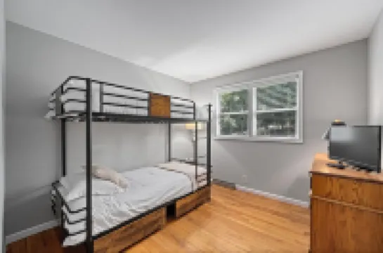 Peaceful Cozy Home with Well Equipped Kitchen, WiFi, & King Bed in St Charles