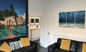 Bright Spacious 3-Bed with Office & Patio, Preston