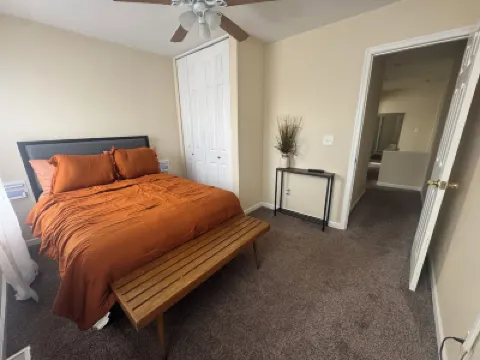 Charming and Cozy 3-bedroom Row Home - Ideal for Students, Travelers & Families! Hotel a 