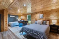Riverfront Cabin~Sleeps 18~Private River Boat Ramp~20 Min drive Lake Cumberland