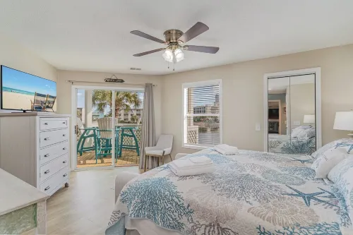 Stunning 2BR 4beds waterfront condo close to the beach!