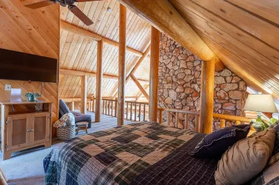 Cabin close to the Lake, Sleeps 8