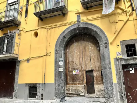 'a Room De' Scugnizzi Отели рядом с достопримечательностью «Porto di Napoli»