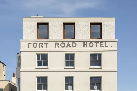 Fort Road Hotel Отели рядом с достопримечательностью «Shell Grotto»