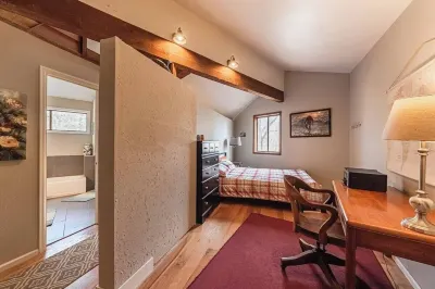 Cozy Manitou Mountain Home- Prime location! The Poppy Seed附近的飯店